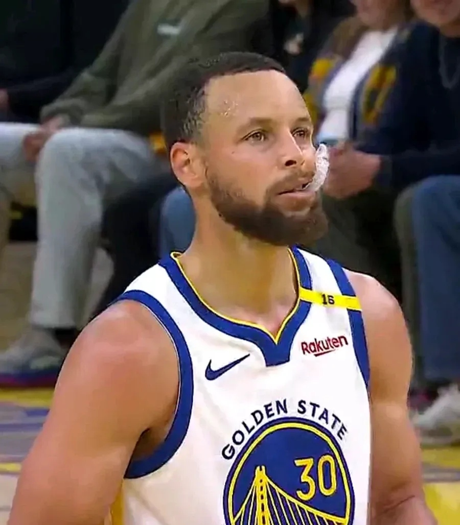 开云体育-库里回归赛场，精彩发挥首场状态亮眼，TES观众沸腾！的简单介绍